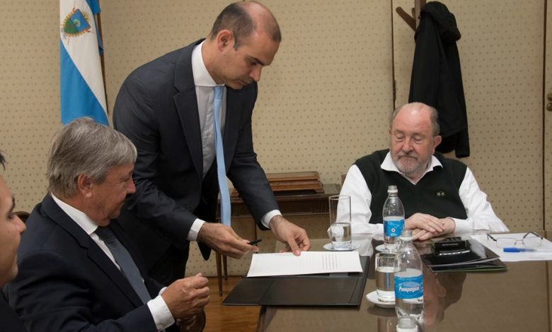 firma-contrato-empresa-25-de-Mayo