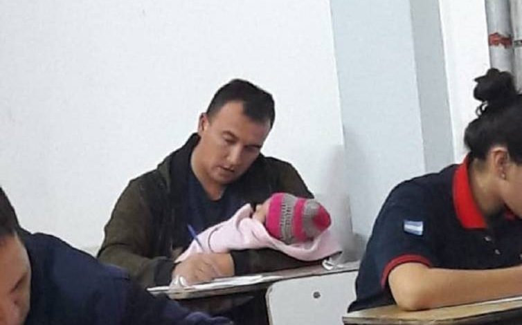 Bombero-rindiendo-con-bebab9a56ec8
