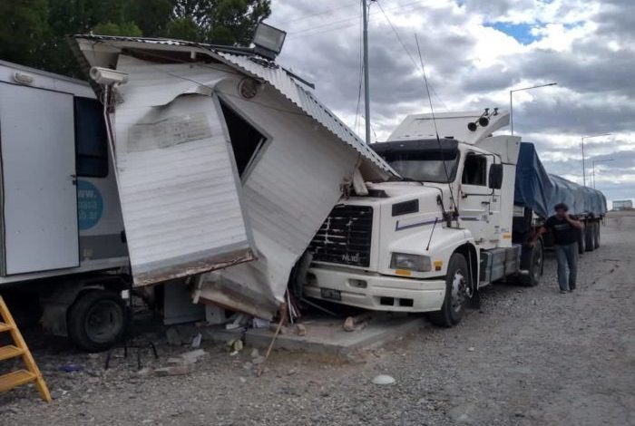 Puente Dique. Camión destrozó una caseta de control. No hubo heridos de milagro