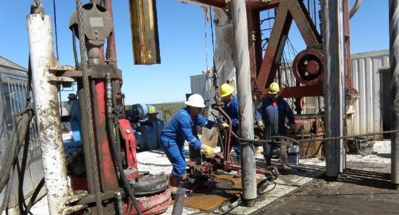 Los petroleros recibirán por adelantado en enero un 9% de suba salarial de 2019