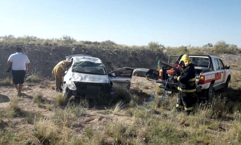 Algarrobo del Águila: volcó un auto con cinco ocupantes en la ruta 151