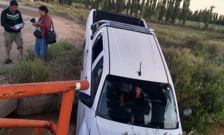 Accidente en Peñas Blancas. Terminaron adentro de un canal