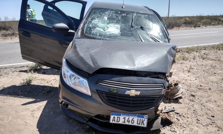 Ruta 151: Por esquivar un pozo chocó contra un camión