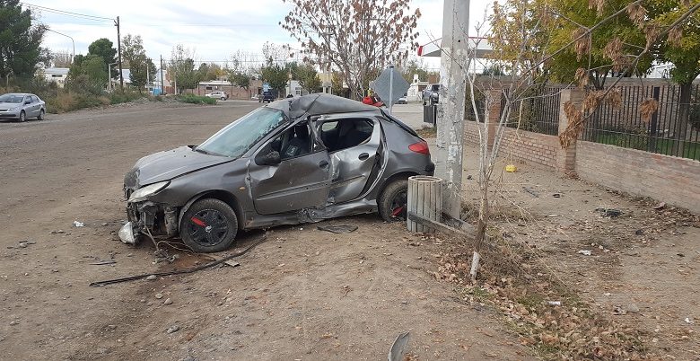 JOVEN PERDIÓ EL CONTROL DEL AUTO E IMPACTÓ VIOLENTAMENTE CONTRA UNA COLUMNA