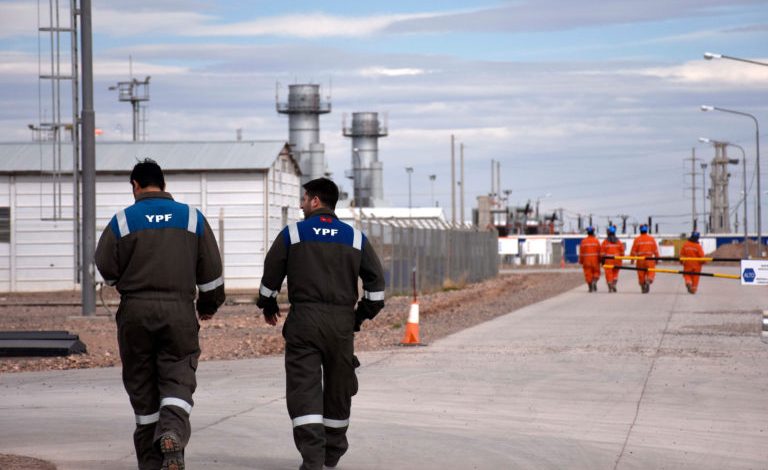 Petroleros. Aseguran que no habrá despidos y regresan a trabajar