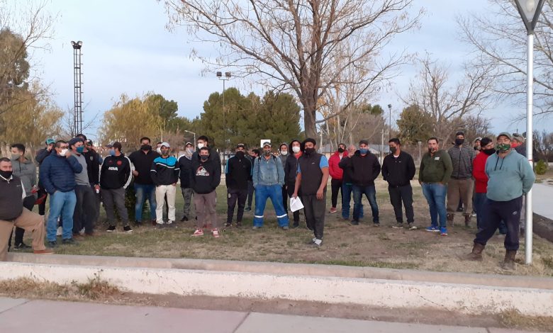 25 de Mayo-Reclamo de desocupados frente al Municipio