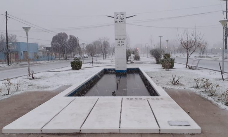 25 de Mayo apareció vestido de blanco