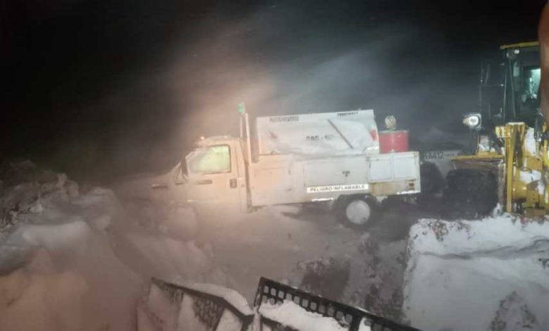 Petroleros fueron rescatados de la nieve en un yacimiento. Varios de la empresa Zille