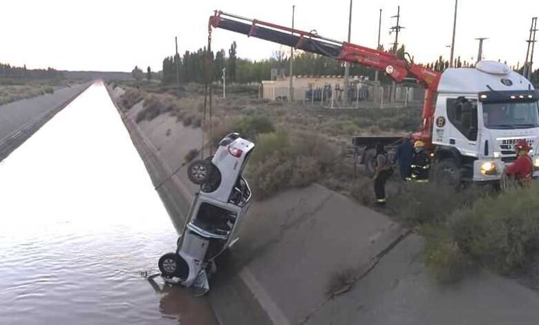 Accidente fatal en 25 de Mayo: Camioneta cayó al canal y murió una mujer
