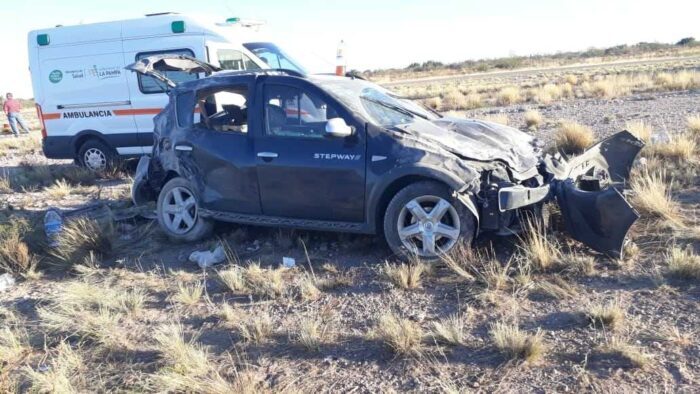Viajaban de Buenos Aires a Neuquén y volcaron en la “Ruta del Desierto”