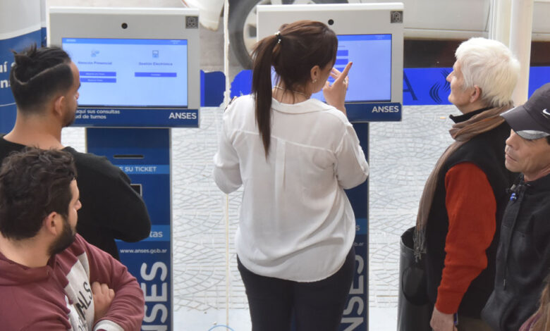 El Gobierno pagará una ayuda de $15.000 a beneficiarios de AUH, AUE y monotributistas