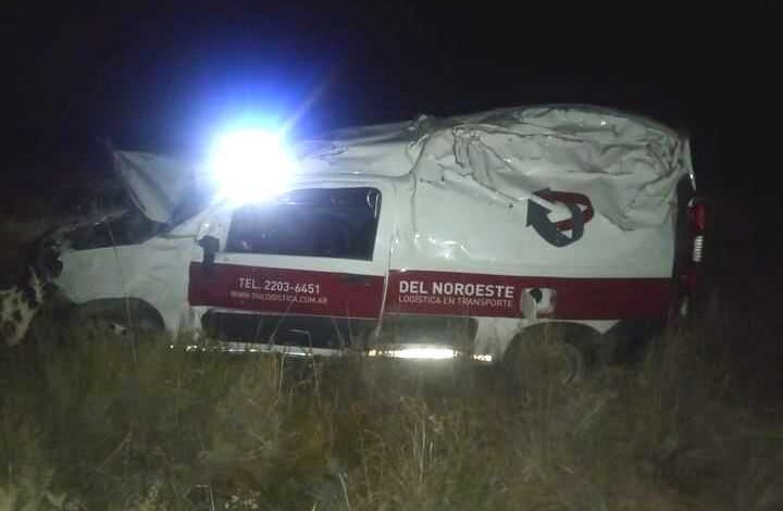 Volcaron en la ruta 20 mientras trasladaban medicamentos a Neuquén y Catriel