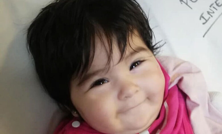 Volcaron, una beba salió despedida del auto y la hallaron ilesa y sonriendo
