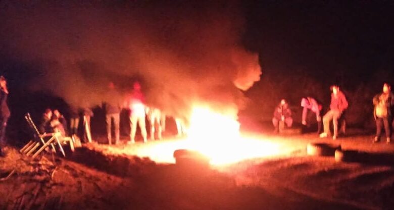 Desocupados de 25 de mayo cortan ingreso al yacimiento “El Corcovo”
