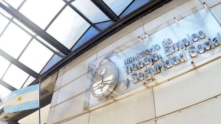 Adelantan a septiembre el 35% de aumento en el salario mínimo
