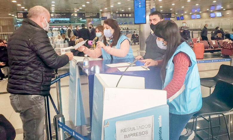 Volvió de viaje con la variante Delta e infectó a 13 familiares