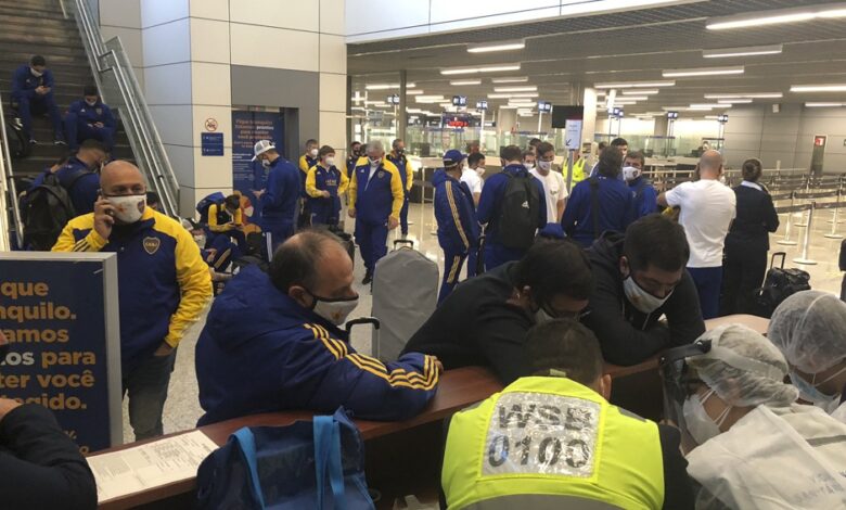 Nueve miembros del plantel de Boca fueron demorados en Brasil