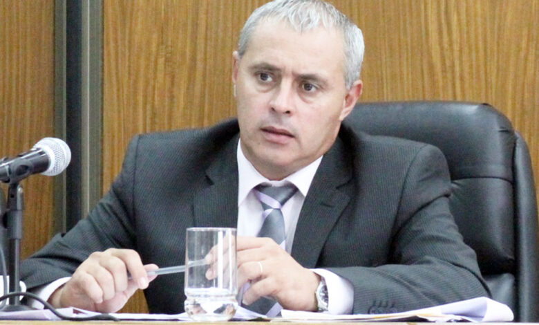 Lo condenaron a 10 años por violar a la hija de su pareja