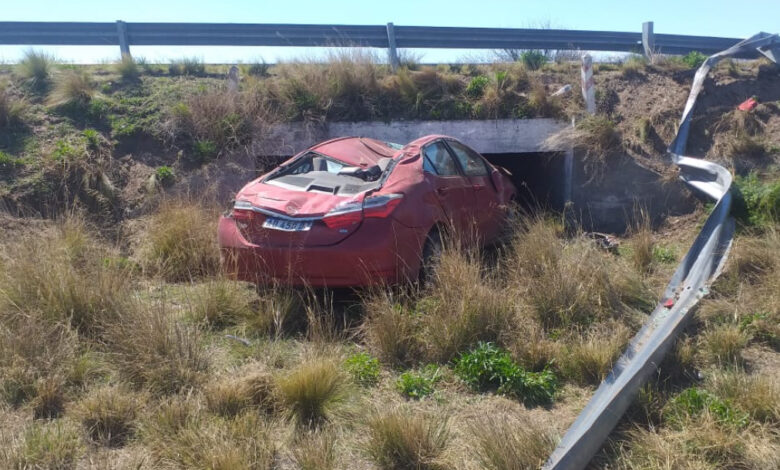 Mordió la banquina y volcó cerca de Santa Isabel