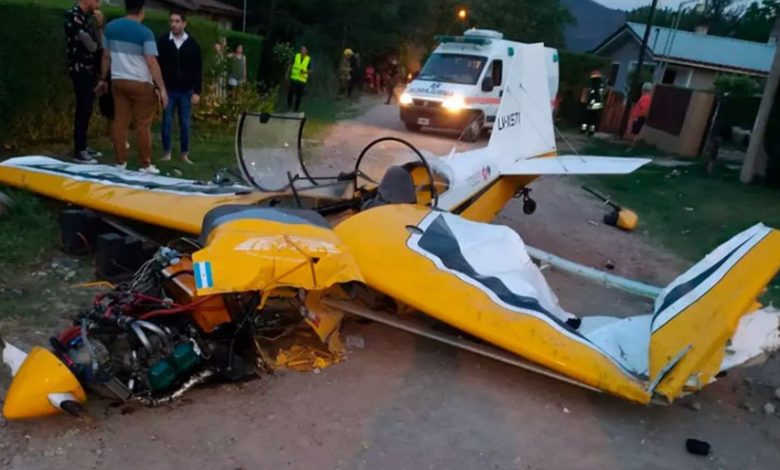 Córdoba: caminaban por la vereda y les cayó una avioneta encima
