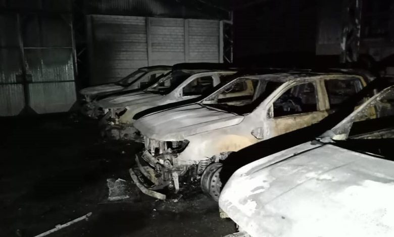 Voraz incendio destruyó 8 camionetas en 25 de Mayo