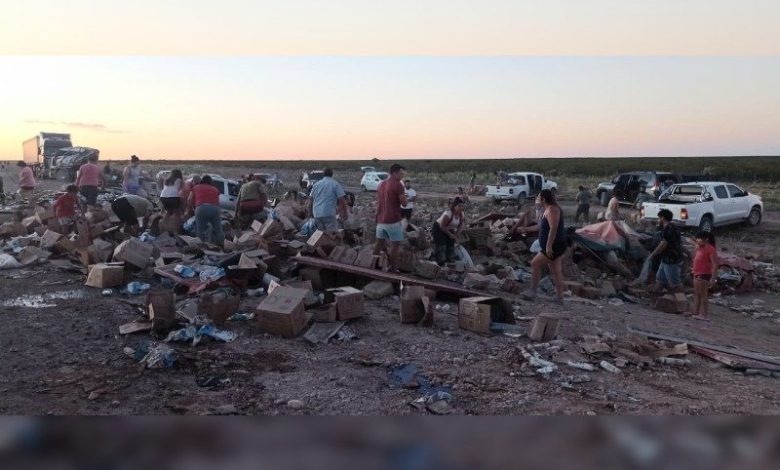 25 de Mayo: se llevaron la mercadería del camión volcado en la Ruta Nacional 20