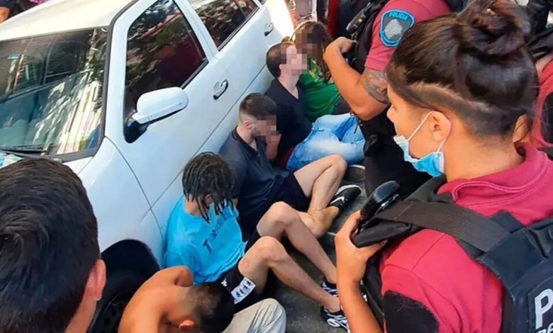Una patota de seis hombres violó a una joven dentro de un auto a plena luz del día