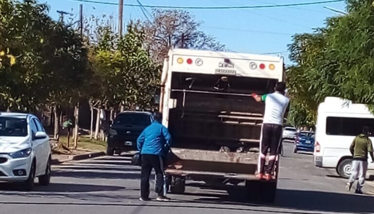 Catriel: ante medidas de fuerza de municipales, la Intendente salió a juntar la basura