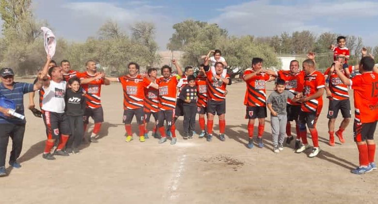 «A paso arrollador» Los Veinticinqueños de Silvero Tri-campeones de la Liga de Veteranos