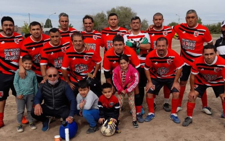 Liga Senior-Silvero sacó adelante un gran partido y lidera en soledad