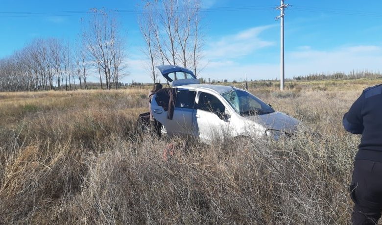 Catriel: dos jóvenes Pampeanas volcaron por mal estado de la ruta 151