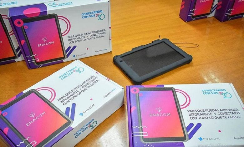 «CONECTANDO CON VOS»: EL GOBIERNO ENTREGÓ TABLETS PARA 14 LOCALIDADES.