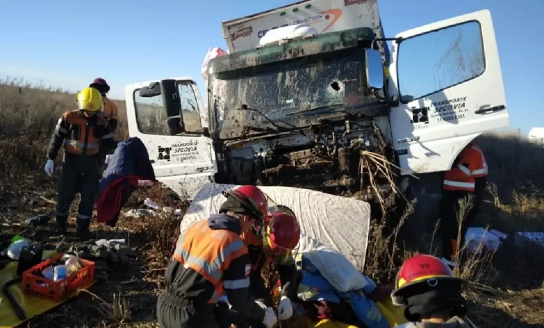 Un camionero atravesó un piquete, lo atacaron a piedrazos y murió en el vuelco