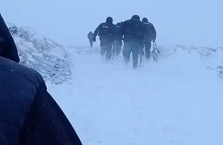 Nieve: Rescataron a una familia de Catriel y a un móvil policial varados por varias horas en Neuquén
