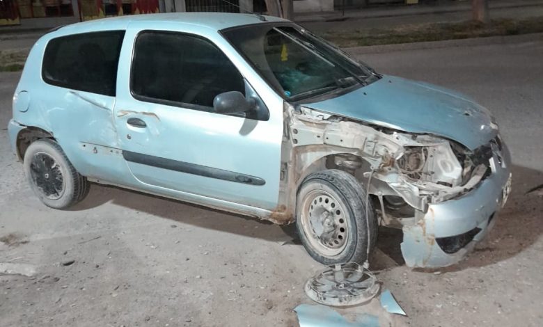 Catriel: auto descontrolado chocó contra un poste
