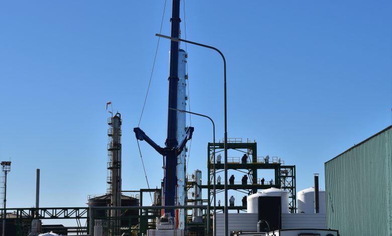 RefiPampa izó una columna fraccionadora que le permitirá cuadruplicar su producción