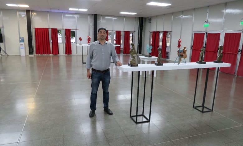 25 de Mayo-Nacho Mora presentó su obra «Formas en el Aire»