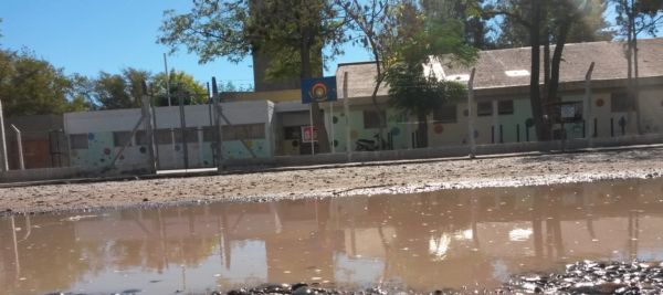 Catriel: educar y aprender en un chapoteando en aguas servidas