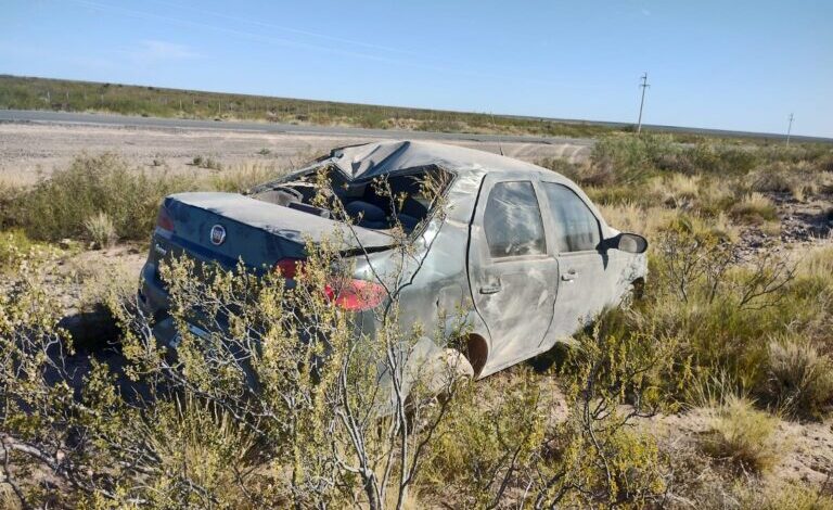 Ruta 151: volcó, la policía fue en su auxilio y encontró drogas