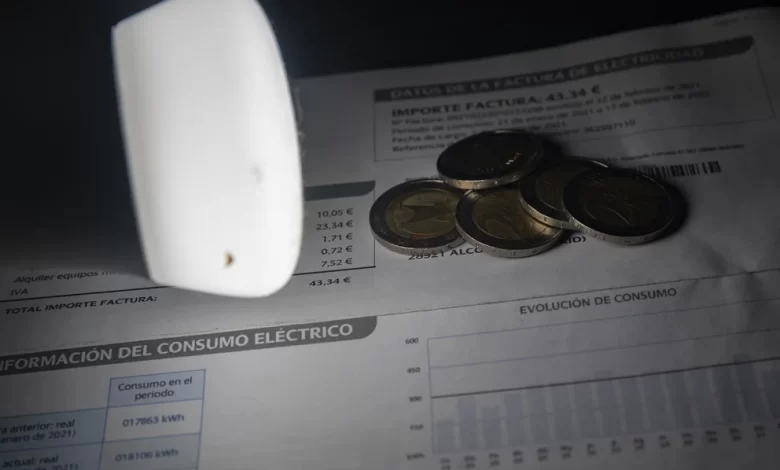 Los aumentos de precios que llegarán en febrero: combustibles, telefonía, prepagas y tarifas de electricidad