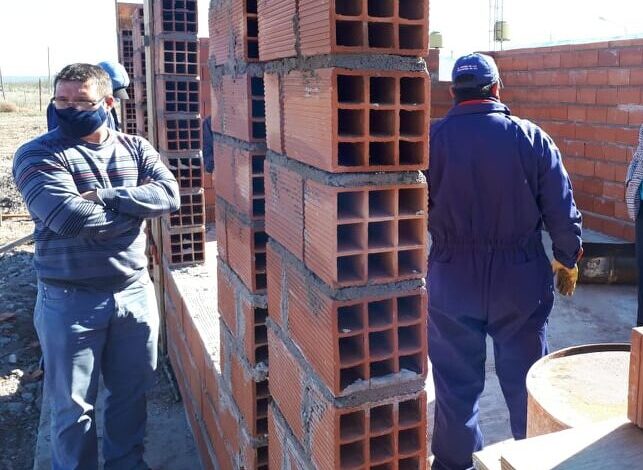 Por retraso en los pagos, UOCRA paraliza obras en Cipolletti y Catriel