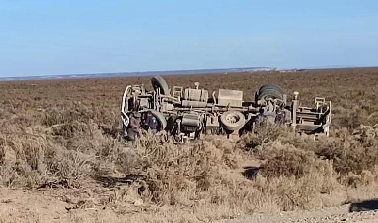 Otro camión volcó por el mal estado de la ruta 151