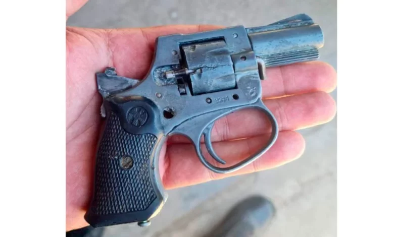 Una mamá entregó un revólver de su hijo