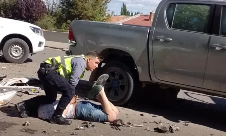 Persecución de película en la ruta 22. Policías heridos y un detenido