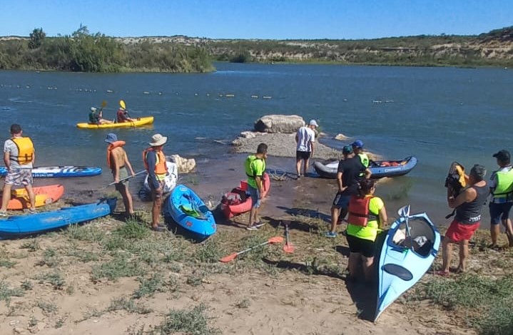 Exitoso paso de la travesía en kayak en el «inicio de la Vendimia» en Casa de Piedra