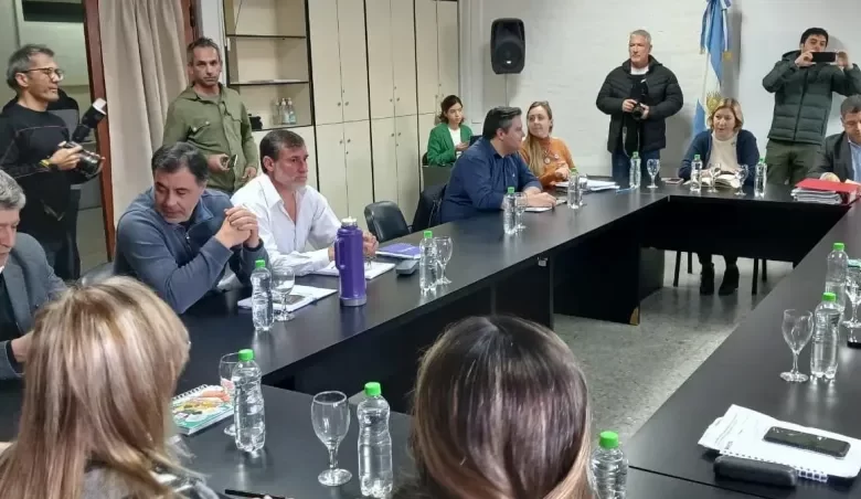 Por decreto, el gobierno otorga el 15% de aumento a los estatales