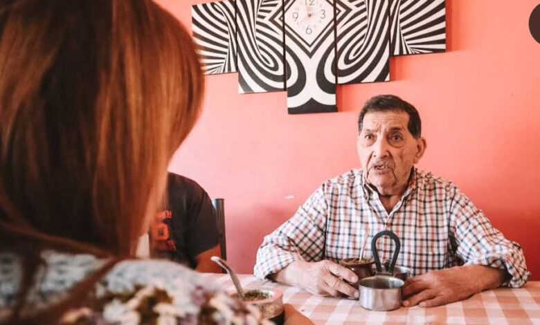 Salzotto visitó al abuelo que le negaron el baño en el Banco Nación
