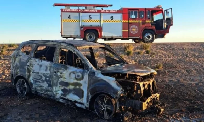 Se incendió un auto en el Cruce del Desierto. Daños totales