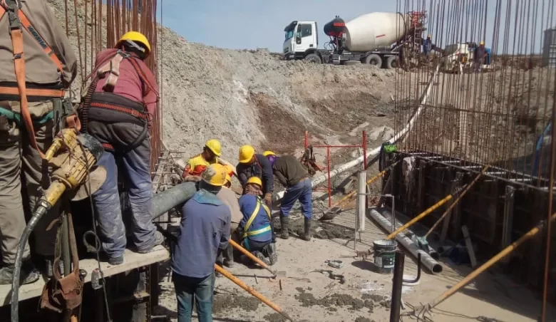 Avanza en Casa de Piedra la obra para proveerse de agua del río Colorado