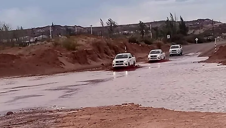 Rincón de los Sauces: la tormenta convirtió cañadones secos en ríos